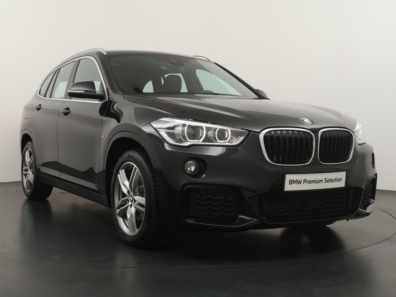 BMW X1 sDrive18i High Executive Edition B| M Sport | Trekhaak | Leder | Stoelverwarming | Parkeersensoren voor en achter | Head-Up Display | Navigatie |