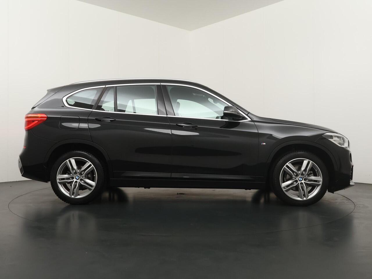BMW X1 sDrive18i High Executive Edition B| M Sport | Trekhaak | Leder | Stoelverwarming | Parkeersensoren voor en achter | Head-Up Display | Navigatie |