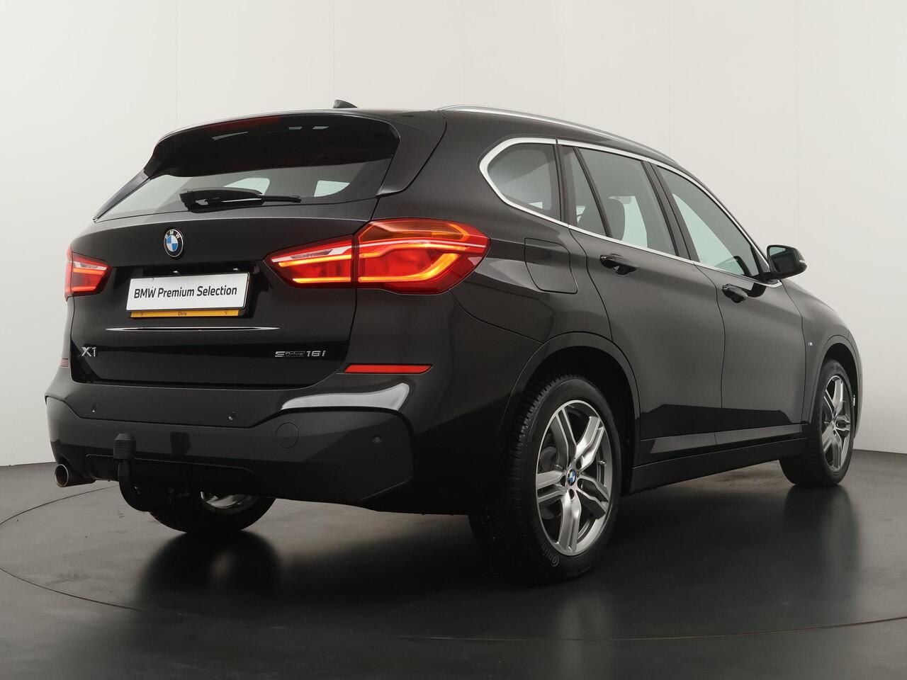 BMW X1 sDrive18i High Executive Edition B| M Sport | Trekhaak | Leder | Stoelverwarming | Parkeersensoren voor en achter | Head-Up Display | Navigatie |