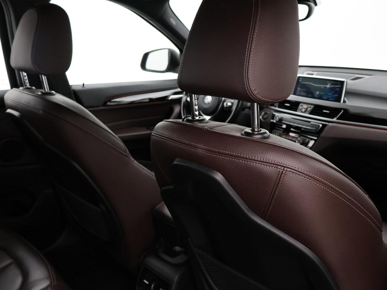 BMW X1 sDrive20i 192 PK AUT. + TREKHAAK | PANORAMA | SPORTSTOELEN LEDER | HEAD-UP | CAMERA | STOELVERWARMING