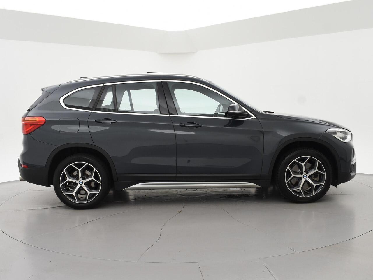 BMW X1 sDrive20i 192 PK AUT. + TREKHAAK | PANORAMA | SPORTSTOELEN LEDER | HEAD-UP | CAMERA | STOELVERWARMING