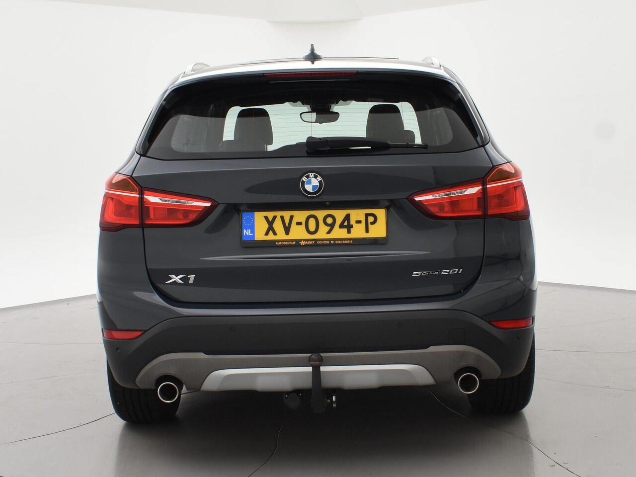 BMW X1 sDrive20i 192 PK AUT. + TREKHAAK | PANORAMA | SPORTSTOELEN LEDER | HEAD-UP | CAMERA | STOELVERWARMING