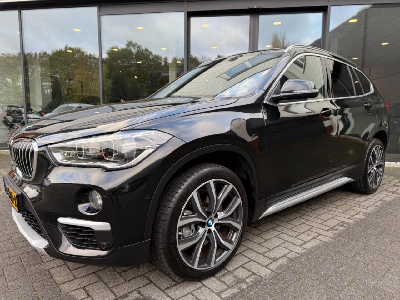 BMW X1 sDrive20i 192pk High Exe,Pano,LED,Sportleer,HUD,NaviPro,Stoelverw,Clima,Cruise,Camera