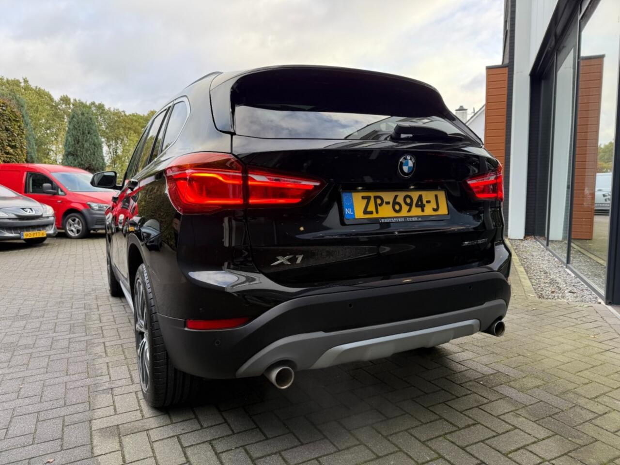 BMW X1 sDrive20i 192pk High Exe,Pano,LED,Sportleer,HUD,NaviPro,Stoelverw,Clima,Cruise,Camera