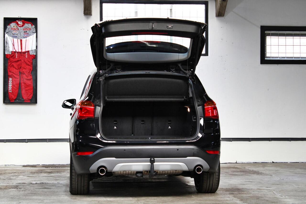 BMW X1 sDrive20i Orange Edition III | Panoramadak | Leder | Head-Up | Trekhaak | NL auto|