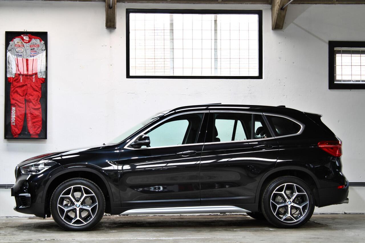 BMW X1 sDrive20i Orange Edition III | Panoramadak | Leder | Head-Up | Trekhaak | NL auto|