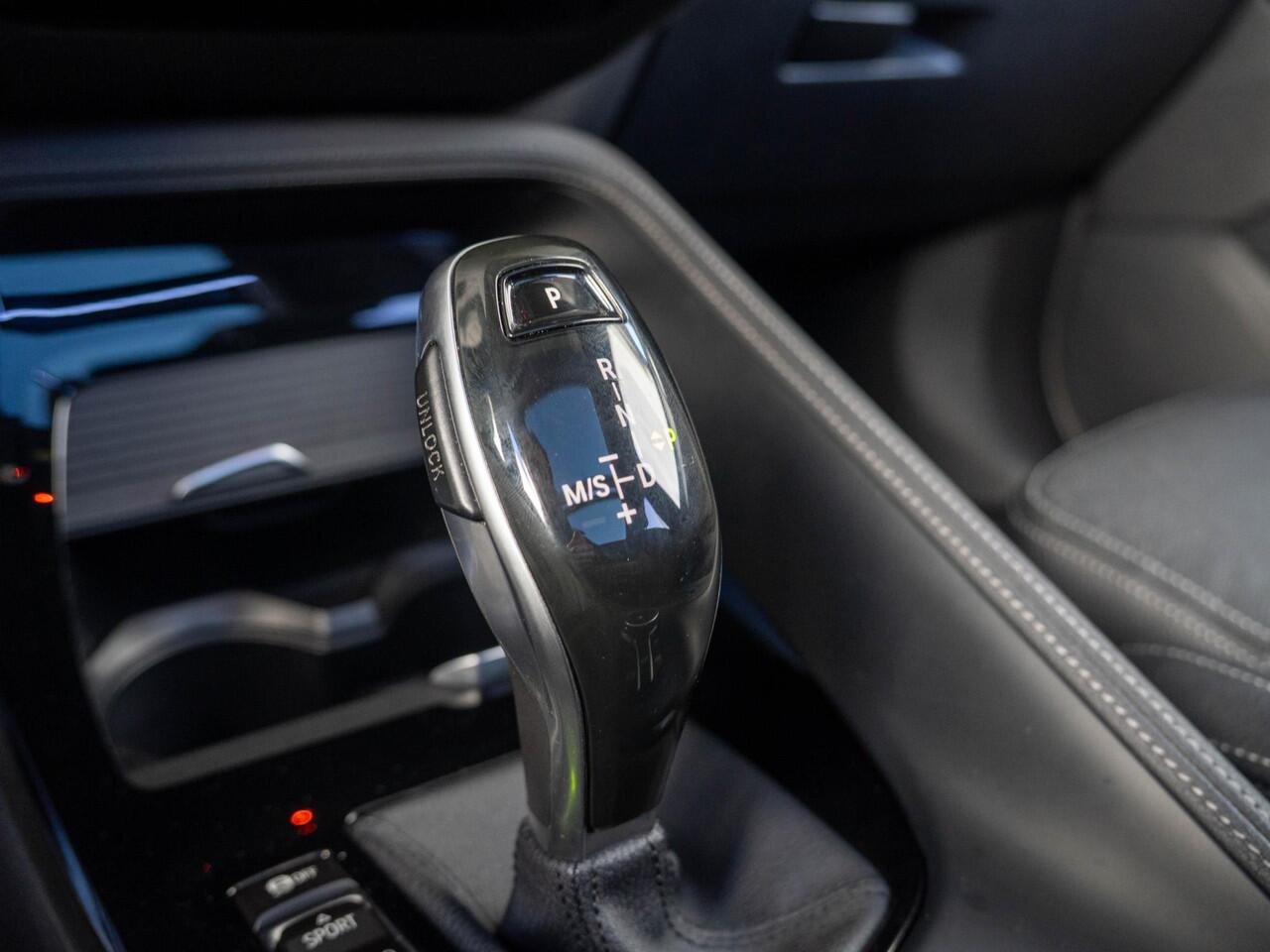 BMW X1 xDrive20i | High Executive | M Sportpakket | Achteruitrijcamera | Panoramadak | Stoelverwarming | Head-Up Display