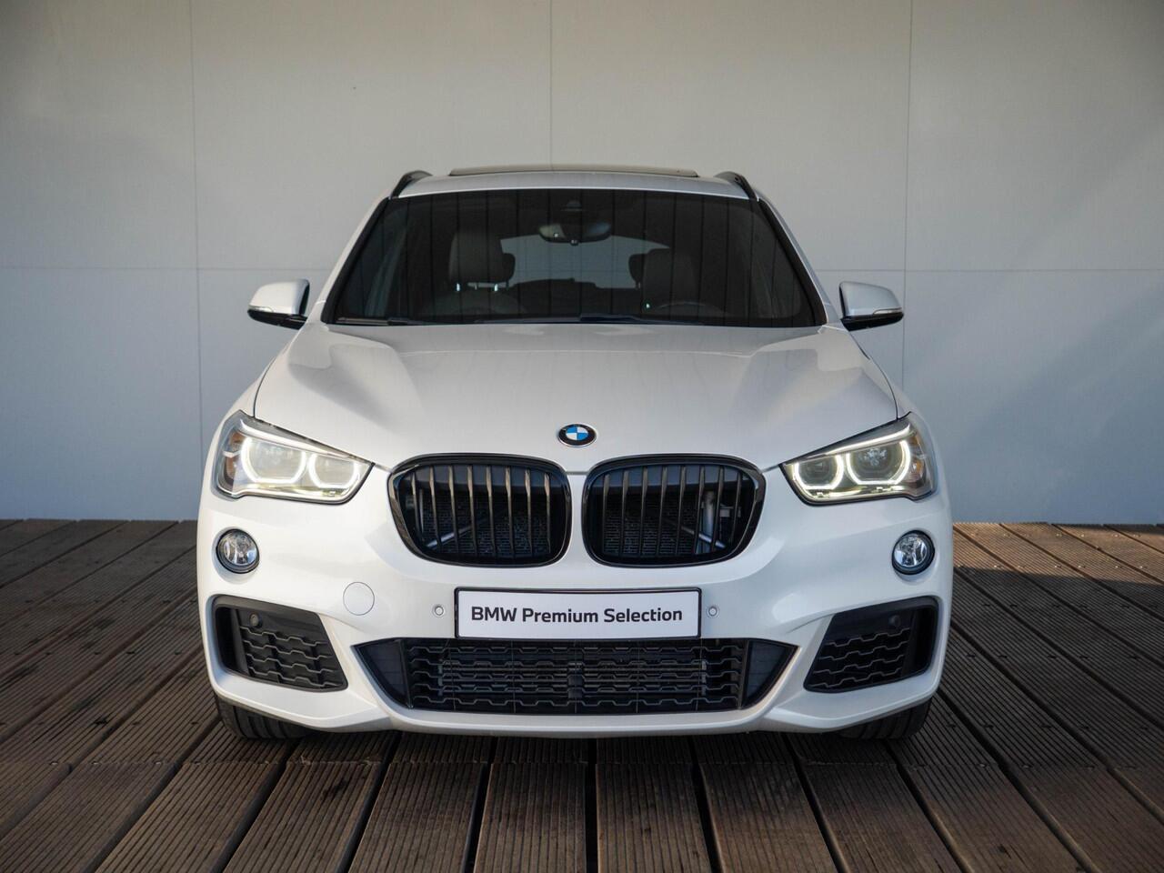 BMW X1 xDrive20i | High Executive | M Sportpakket | Achteruitrijcamera | Panoramadak | Stoelverwarming | Head-Up Display