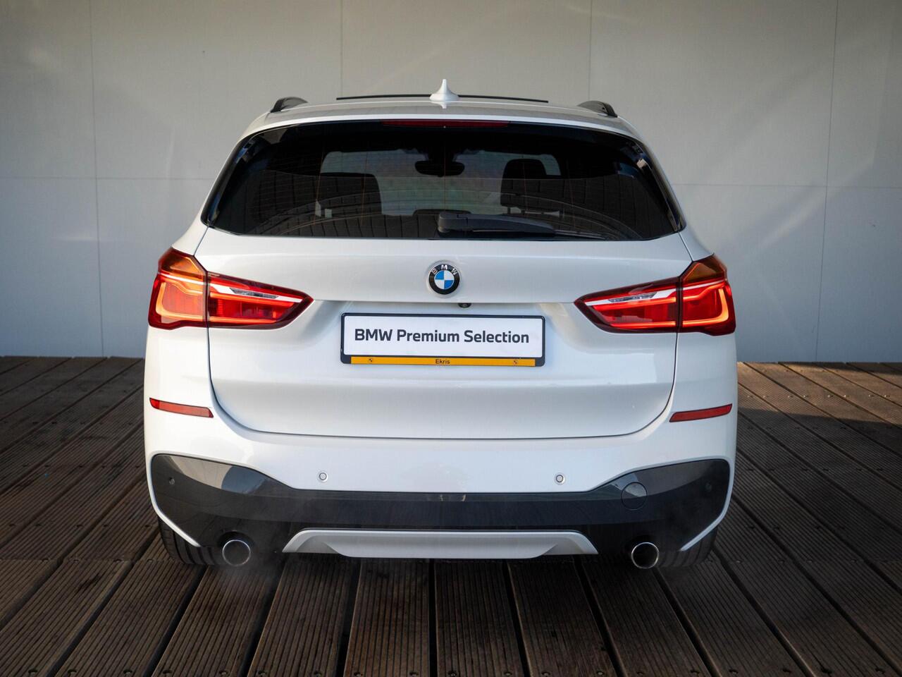 BMW X1 xDrive20i | High Executive | M Sportpakket | Achteruitrijcamera | Panoramadak | Stoelverwarming | Head-Up Display