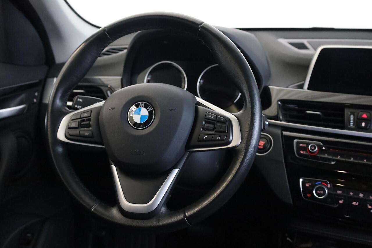 BMW X1 sDrive18i High Executive | Elektrisch Glazen Panorama-dak | Voorstoelen Verwarmd | Elektrisch Bedienbare Achterklep