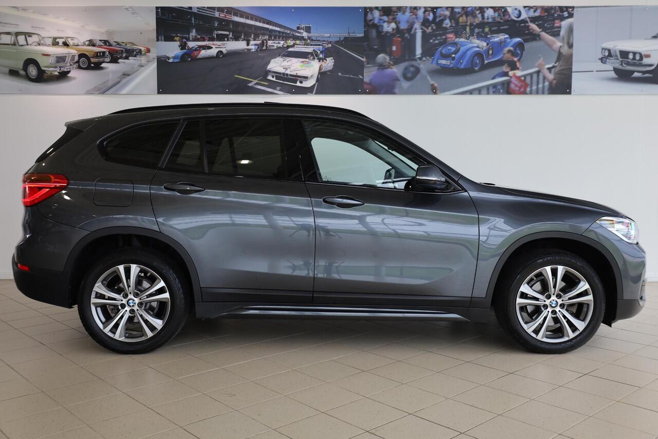 BMW X1 sDrive18i High Executive | Elektrisch Glazen Panorama-dak | Voorstoelen Verwarmd | Elektrisch Bedienbare Achterklep