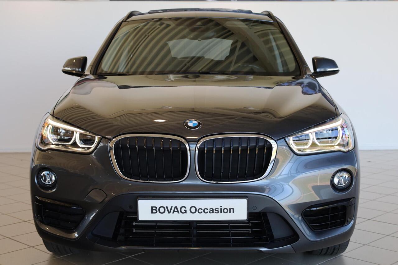 BMW X1 sDrive18i High Executive | Elektrisch Glazen Panorama-dak | Voorstoelen Verwarmd | Elektrisch Bedienbare Achterklep
