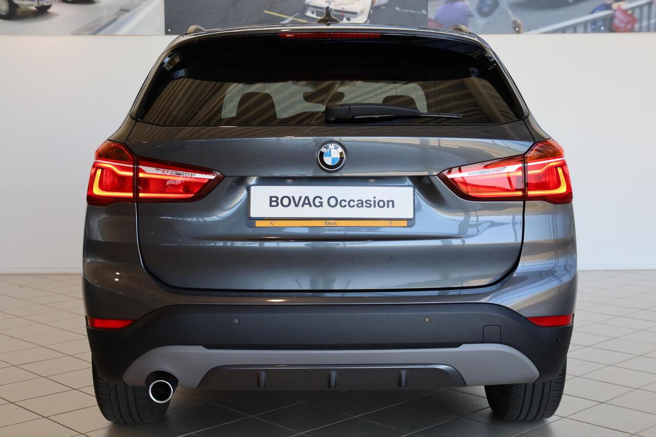 BMW X1 sDrive18i High Executive | Elektrisch Glazen Panorama-dak | Voorstoelen Verwarmd | Elektrisch Bedienbare Achterklep