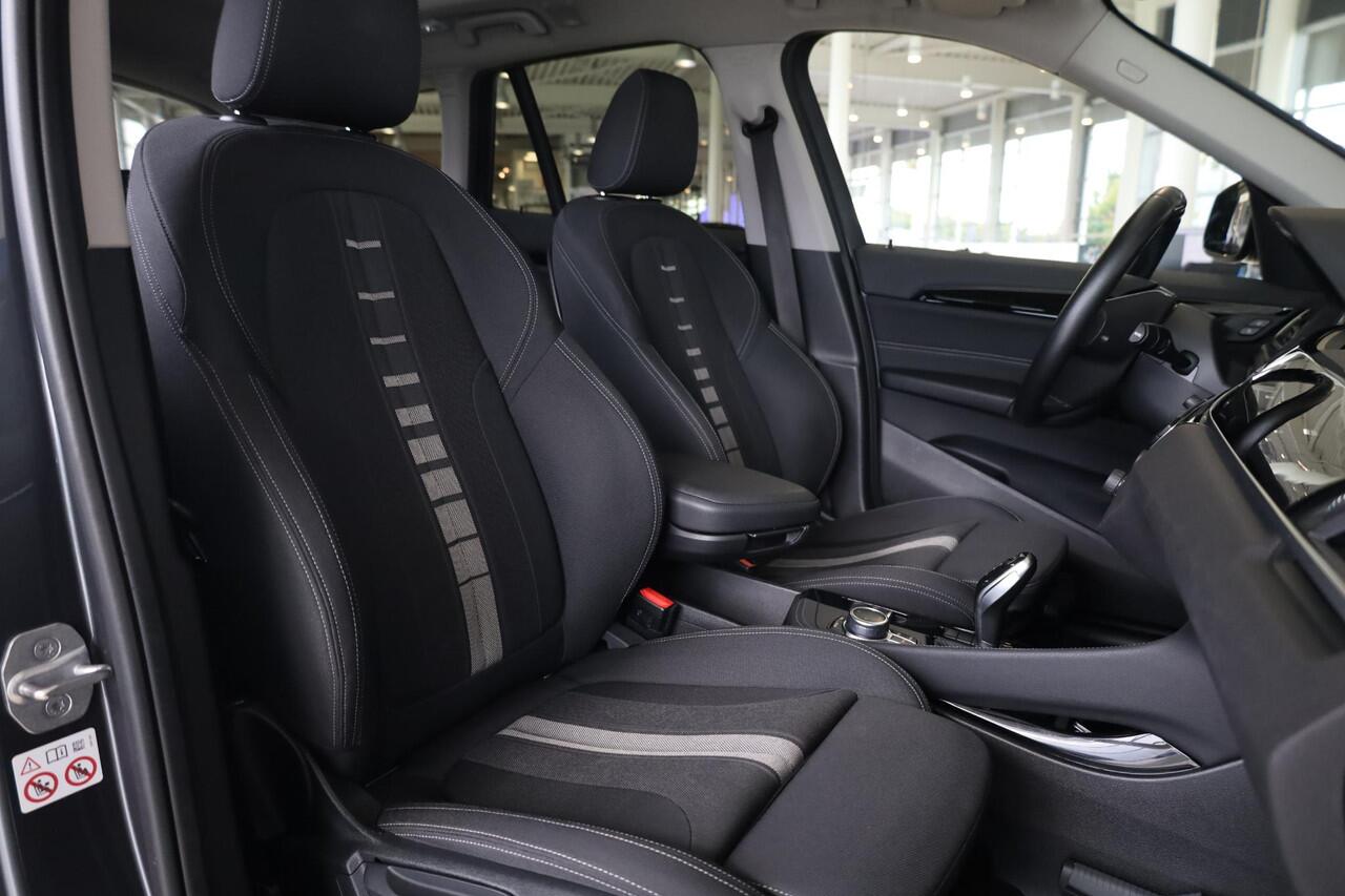 BMW X1 sDrive18i High Executive | Elektrisch Glazen Panorama-dak | Voorstoelen Verwarmd | Elektrisch Bedienbare Achterklep