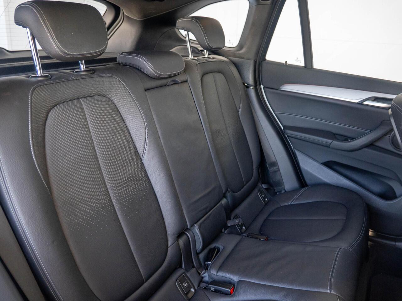 BMW X1 xDrive20i | High Executive | M Sportpakket | Achteruitrijcamera | Panoramadak | Stoelverwarming | Head-Up Display