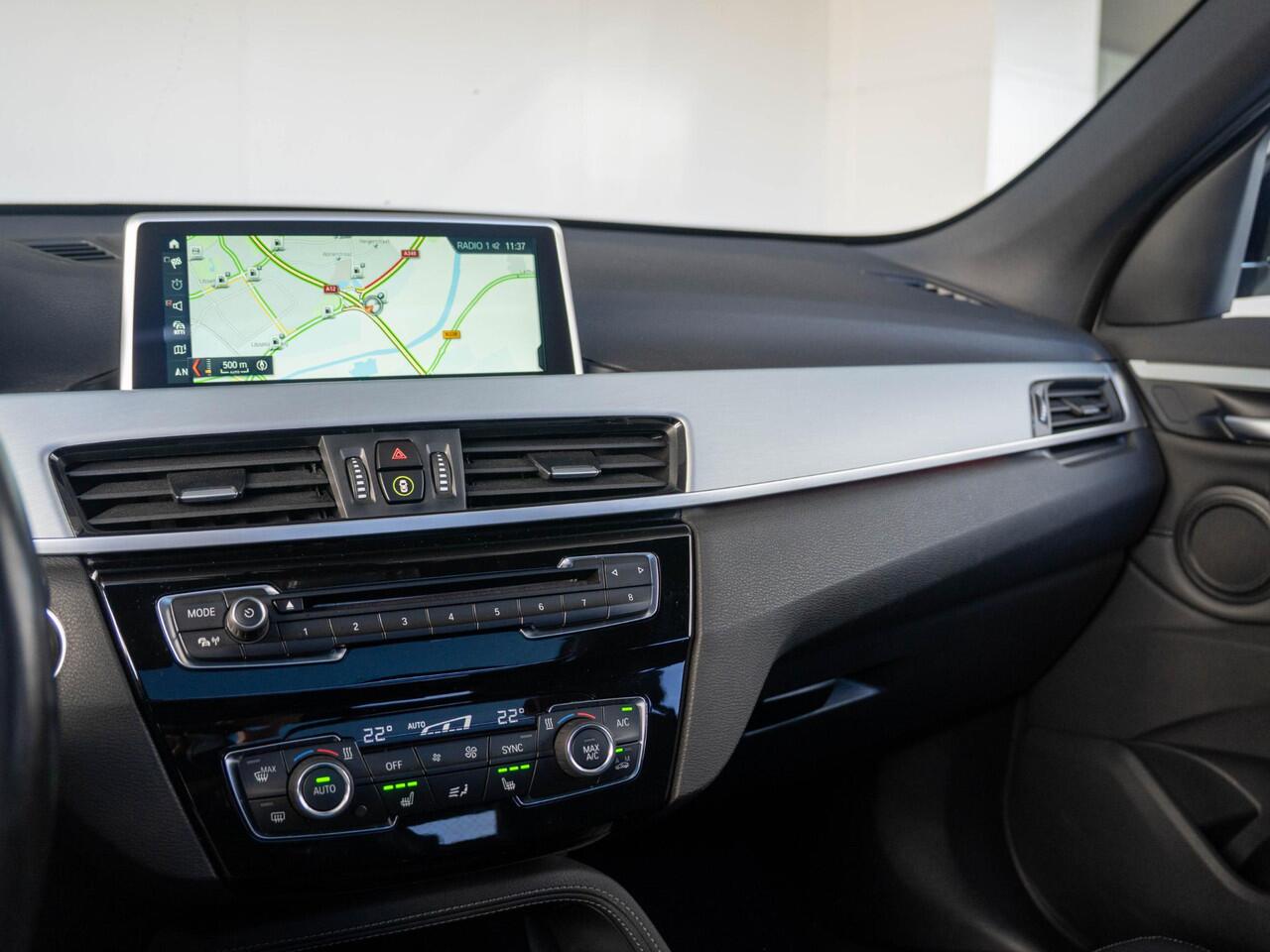 BMW X1 xDrive20i | High Executive | M Sportpakket | Achteruitrijcamera | Panoramadak | Stoelverwarming | Head-Up Display