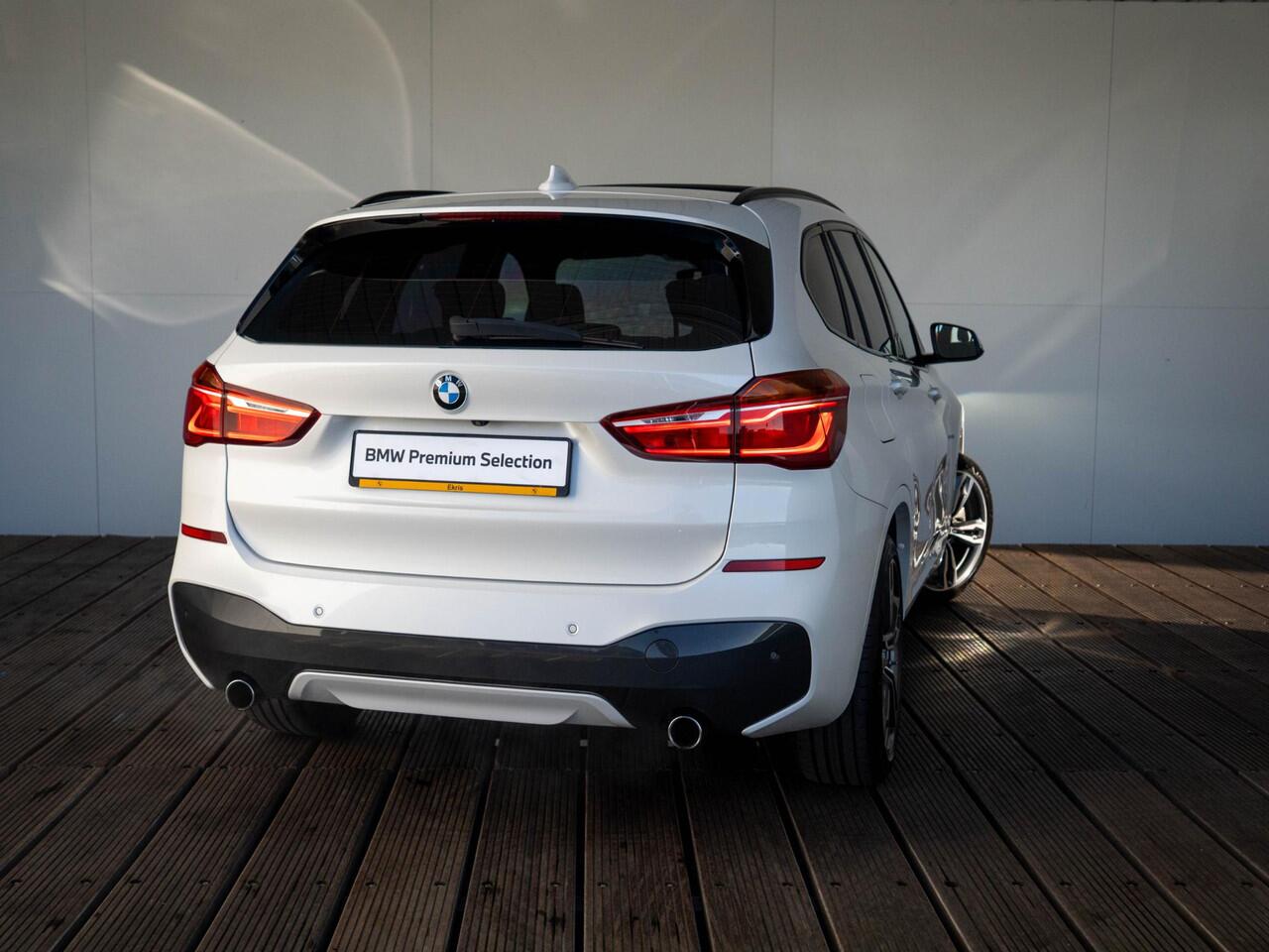 BMW X1 xDrive20i | High Executive | M Sportpakket | Achteruitrijcamera | Panoramadak | Stoelverwarming | Head-Up Display