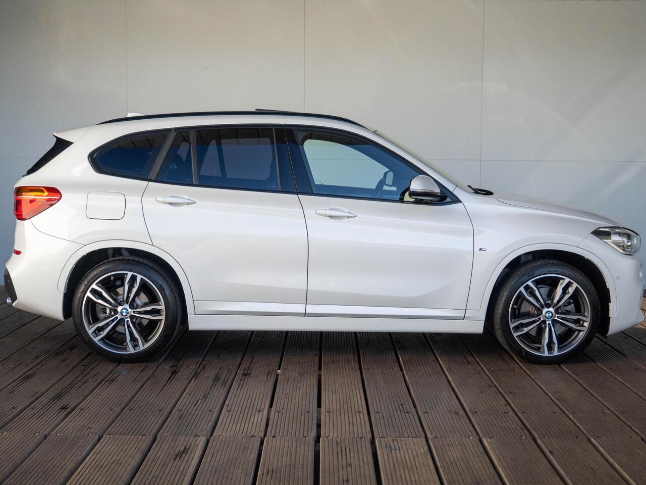 BMW X1 xDrive20i | High Executive | M Sportpakket | Achteruitrijcamera | Panoramadak | Stoelverwarming | Head-Up Display