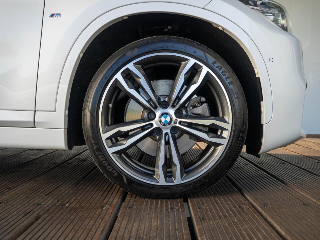 BMW X1 xDrive20i | High Executive | M Sportpakket | Achteruitrijcamera | Panoramadak | Stoelverwarming | Head-Up Display