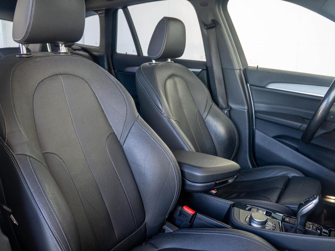 BMW X1 xDrive20i | High Executive | M Sportpakket | Achteruitrijcamera | Panoramadak | Stoelverwarming | Head-Up Display