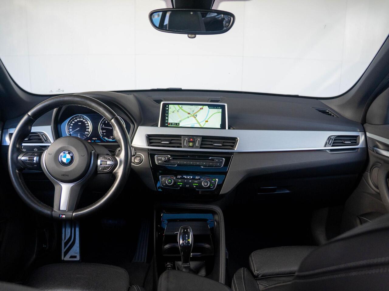 BMW X1 xDrive20i | High Executive | M Sportpakket | Achteruitrijcamera | Panoramadak | Stoelverwarming | Head-Up Display