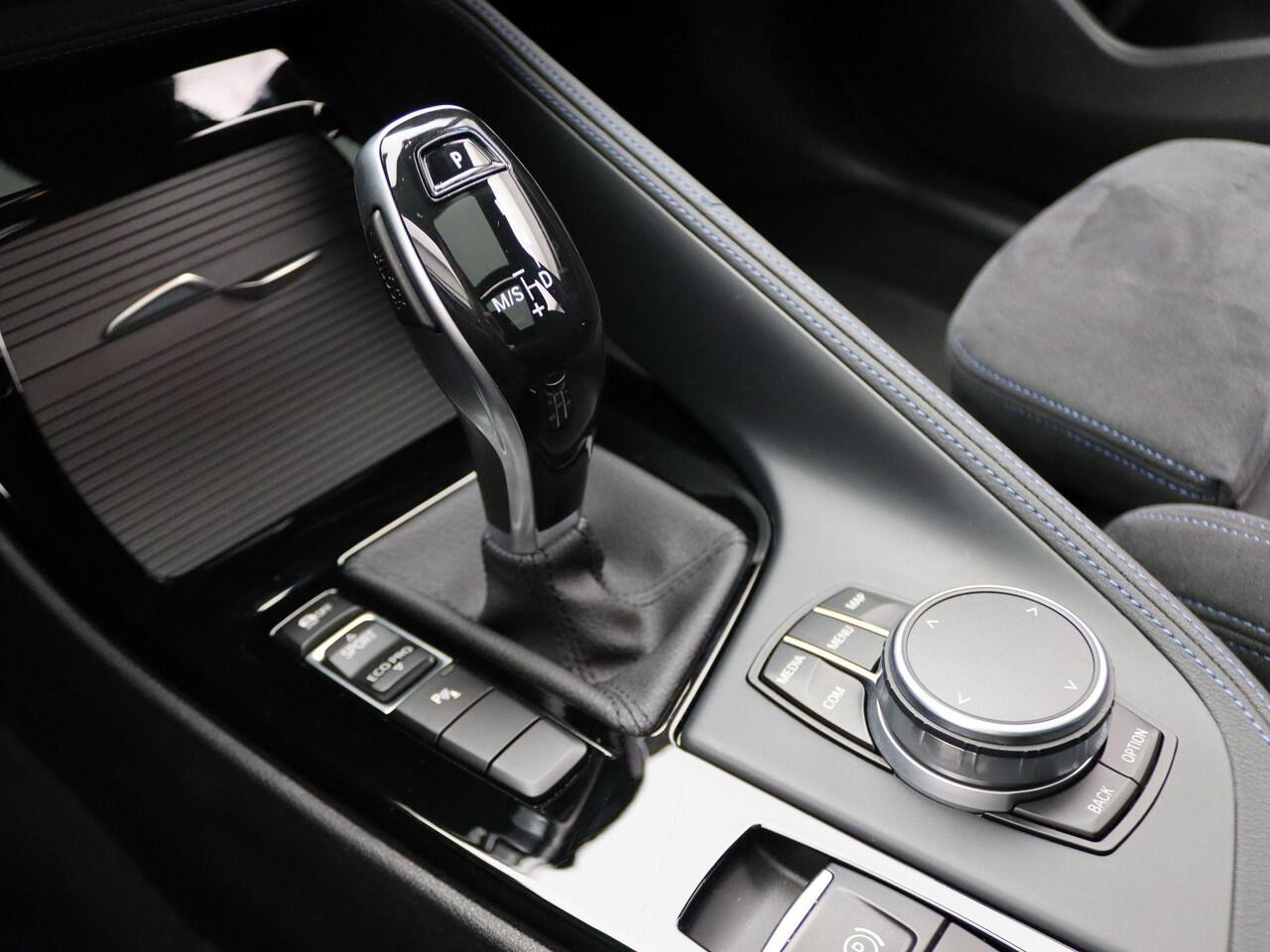 BMW X1 sDrive20i High Executive | M Sportpakket | Achteruitrijcamera | Panoramadak | Driving Assistant Plus | Active Cruise Control | Head-Up Display | Harman Kardon | 18''