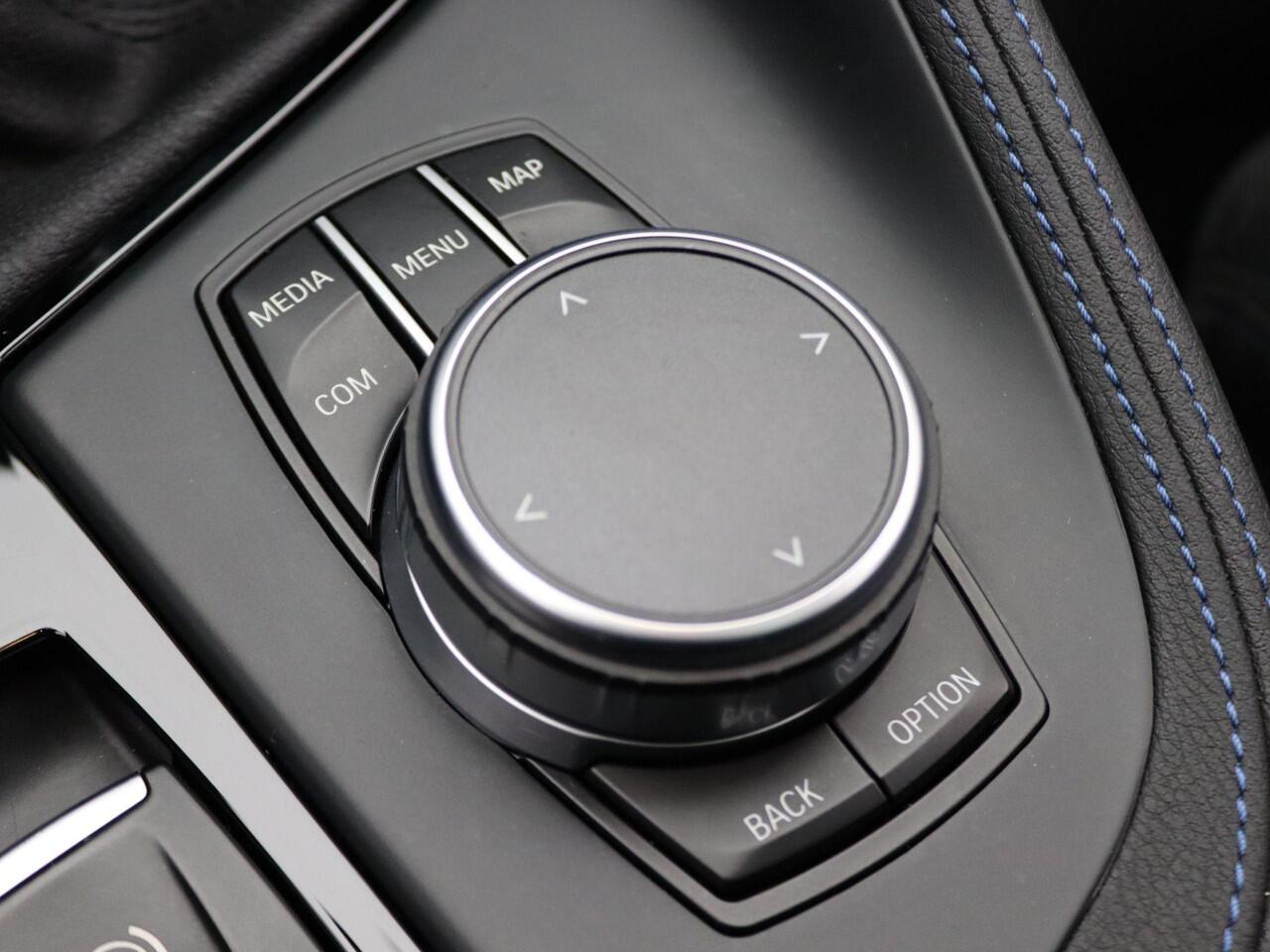 BMW X1 sDrive20i High Executive | M Sportpakket | Achteruitrijcamera | Panoramadak | Driving Assistant Plus | Active Cruise Control | Head-Up Display | Harman Kardon | 18''