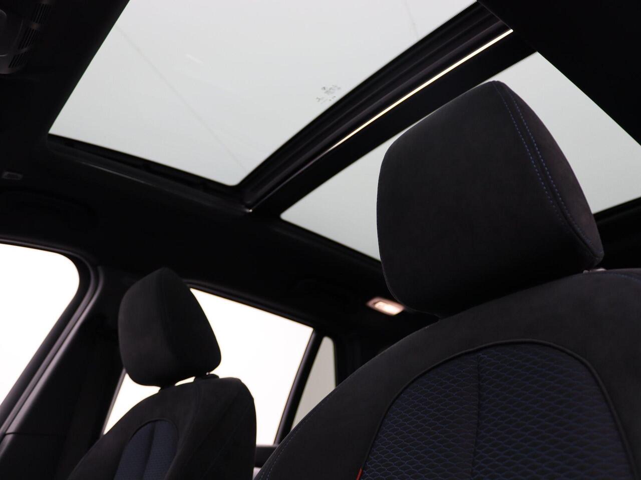 BMW X1 sDrive20i High Executive | M Sportpakket | Achteruitrijcamera | Panoramadak | Driving Assistant Plus | Active Cruise Control | Head-Up Display | Harman Kardon | 18''
