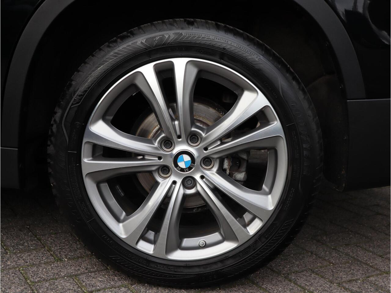 BMW X1 sDrive18i Executive Sport Line Automaat / Navigatie / LED / 18 Inch / Parkeersensoren voor+achter / Voorstoelen Verwarmd / Sportstuur /