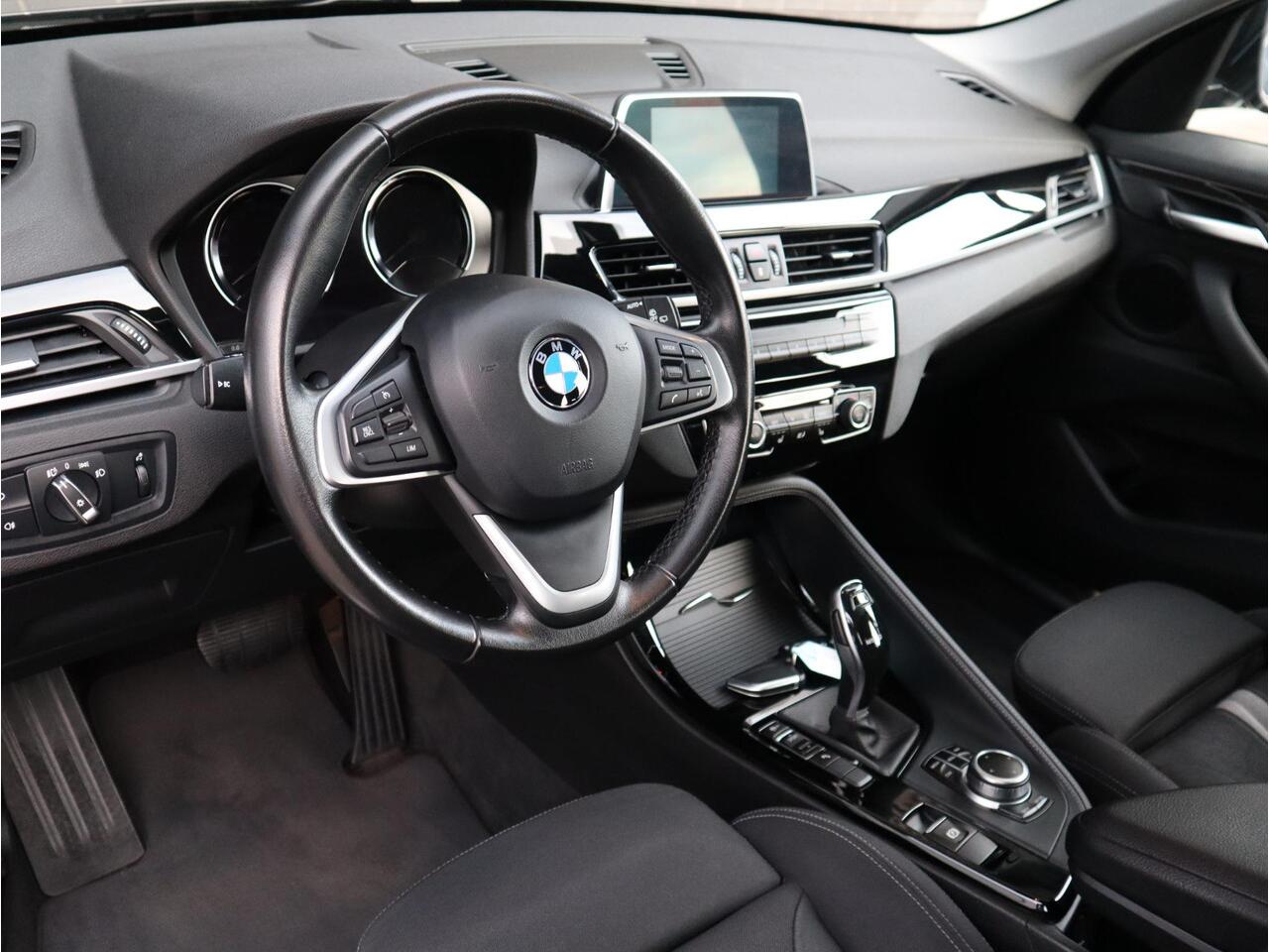 BMW X1 sDrive18i Executive Sport Line Automaat / Navigatie / LED / 18 Inch / Parkeersensoren voor+achter / Voorstoelen Verwarmd / Sportstuur /