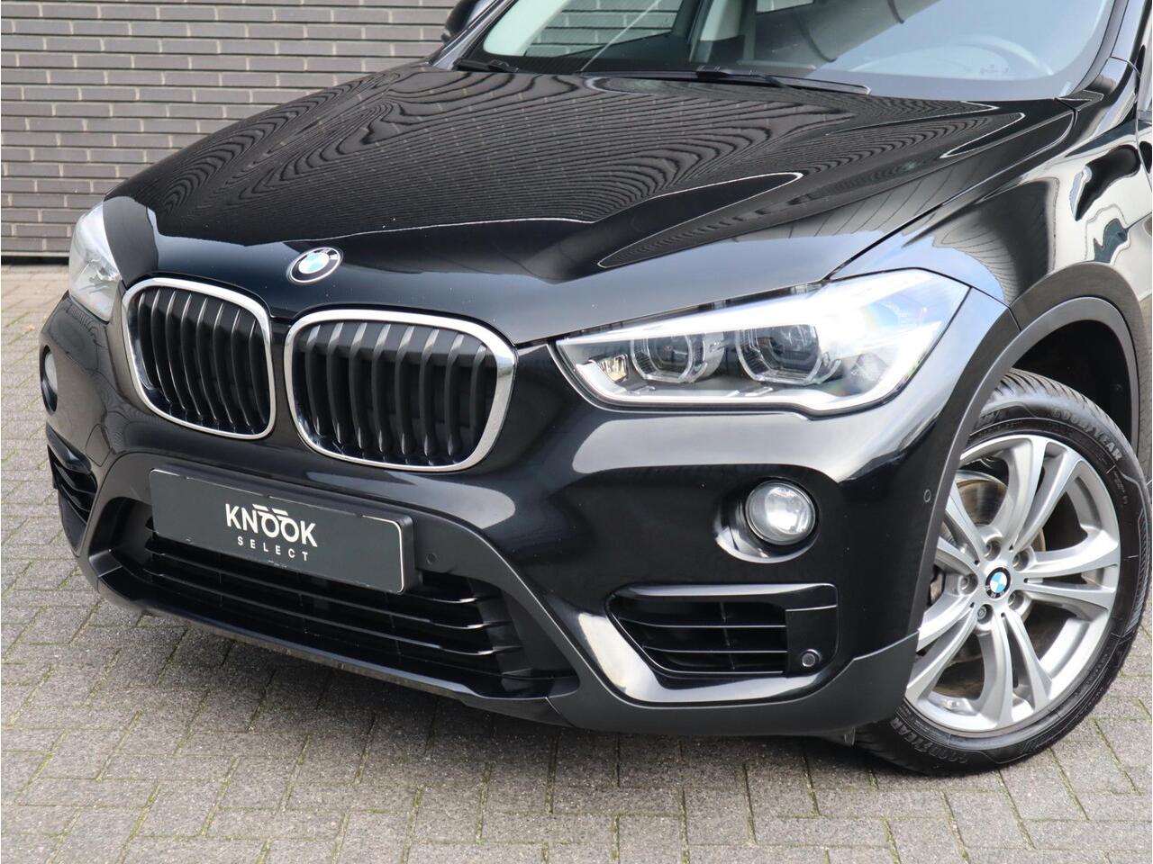 BMW X1 sDrive18i Executive Sport Line Automaat / Navigatie / LED / 18 Inch / Parkeersensoren voor+achter / Voorstoelen Verwarmd / Sportstuur /