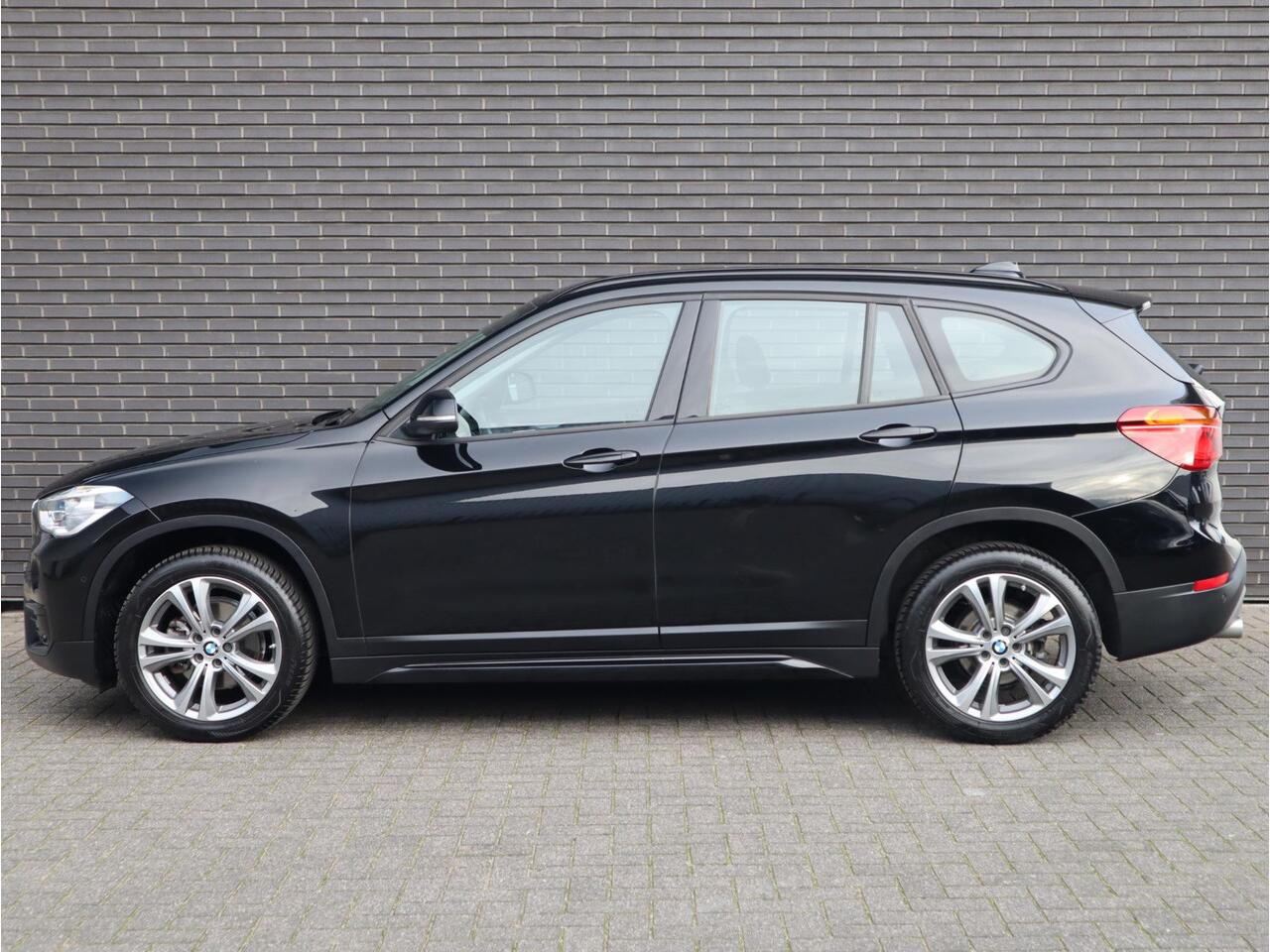 BMW X1 sDrive18i Executive Sport Line Automaat / Navigatie / LED / 18 Inch / Parkeersensoren voor+achter / Voorstoelen Verwarmd / Sportstuur /