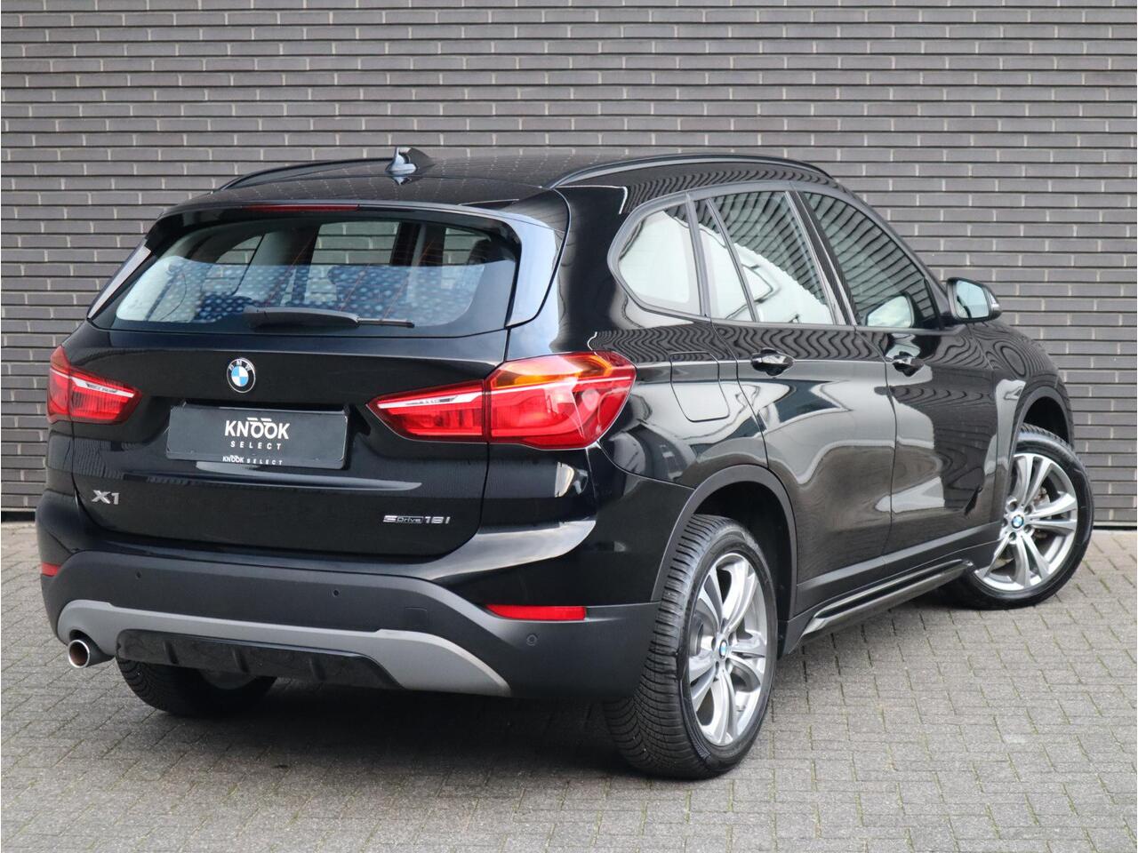 BMW X1 sDrive18i Executive Sport Line Automaat / Navigatie / LED / 18 Inch / Parkeersensoren voor+achter / Voorstoelen Verwarmd / Sportstuur /