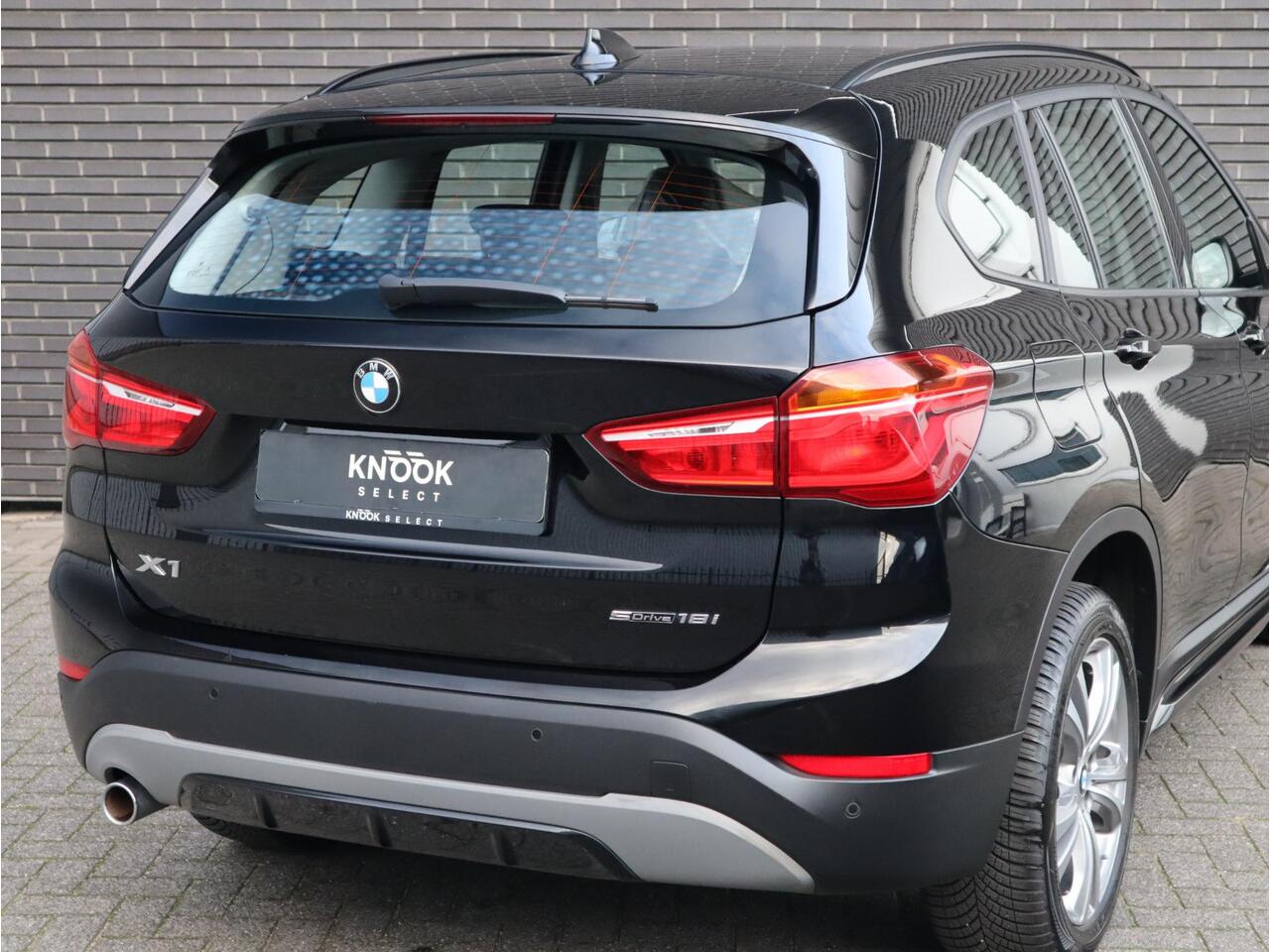 BMW X1 sDrive18i Executive Sport Line Automaat / Navigatie / LED / 18 Inch / Parkeersensoren voor+achter / Voorstoelen Verwarmd / Sportstuur /