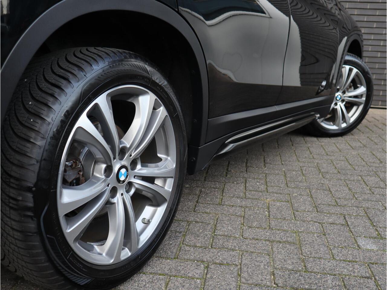 BMW X1 sDrive18i Executive Sport Line Automaat / Navigatie / LED / 18 Inch / Parkeersensoren voor+achter / Voorstoelen Verwarmd / Sportstuur /