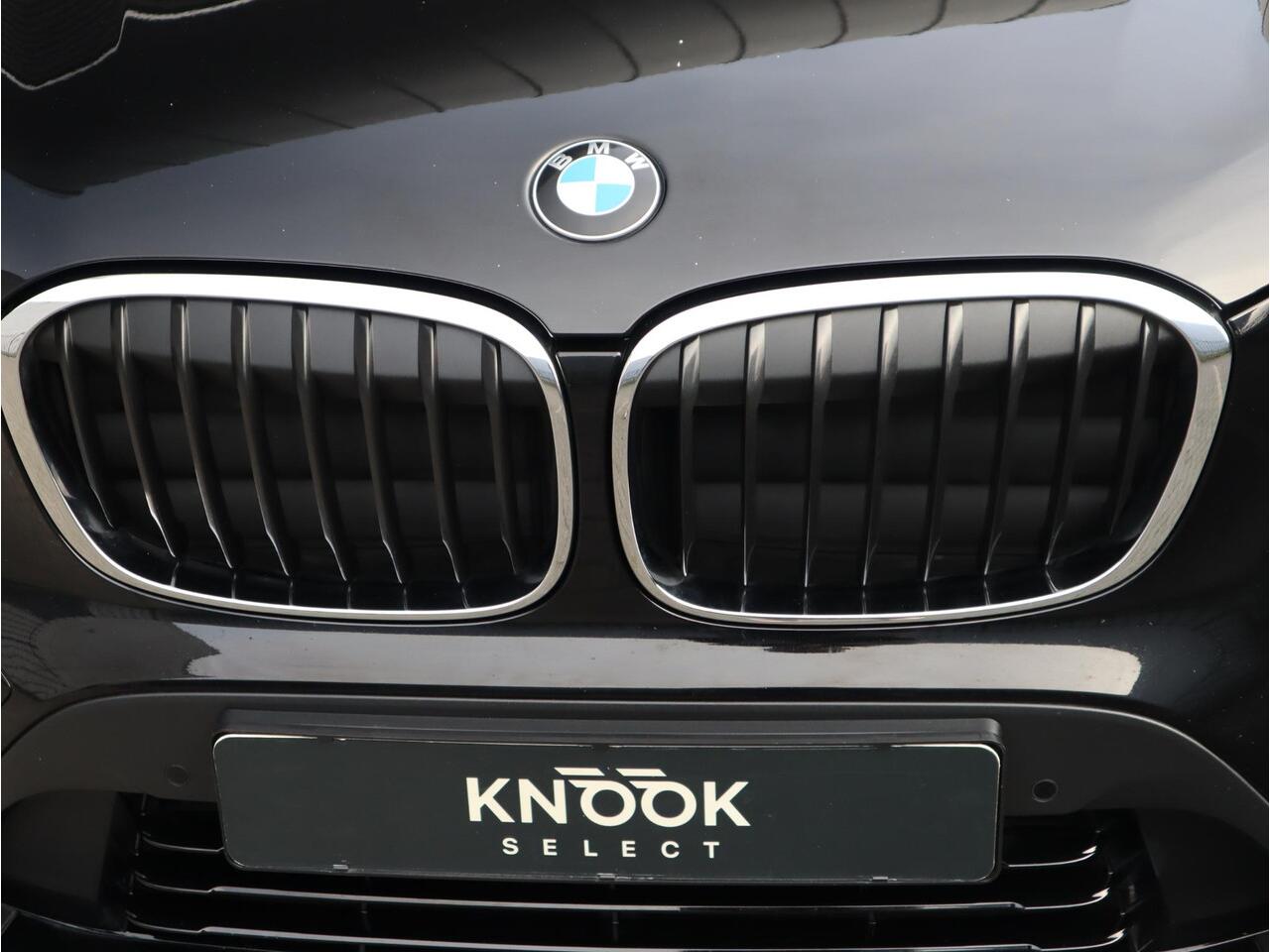 BMW X1 sDrive18i Executive Sport Line Automaat / Navigatie / LED / 18 Inch / Parkeersensoren voor+achter / Voorstoelen Verwarmd / Sportstuur /