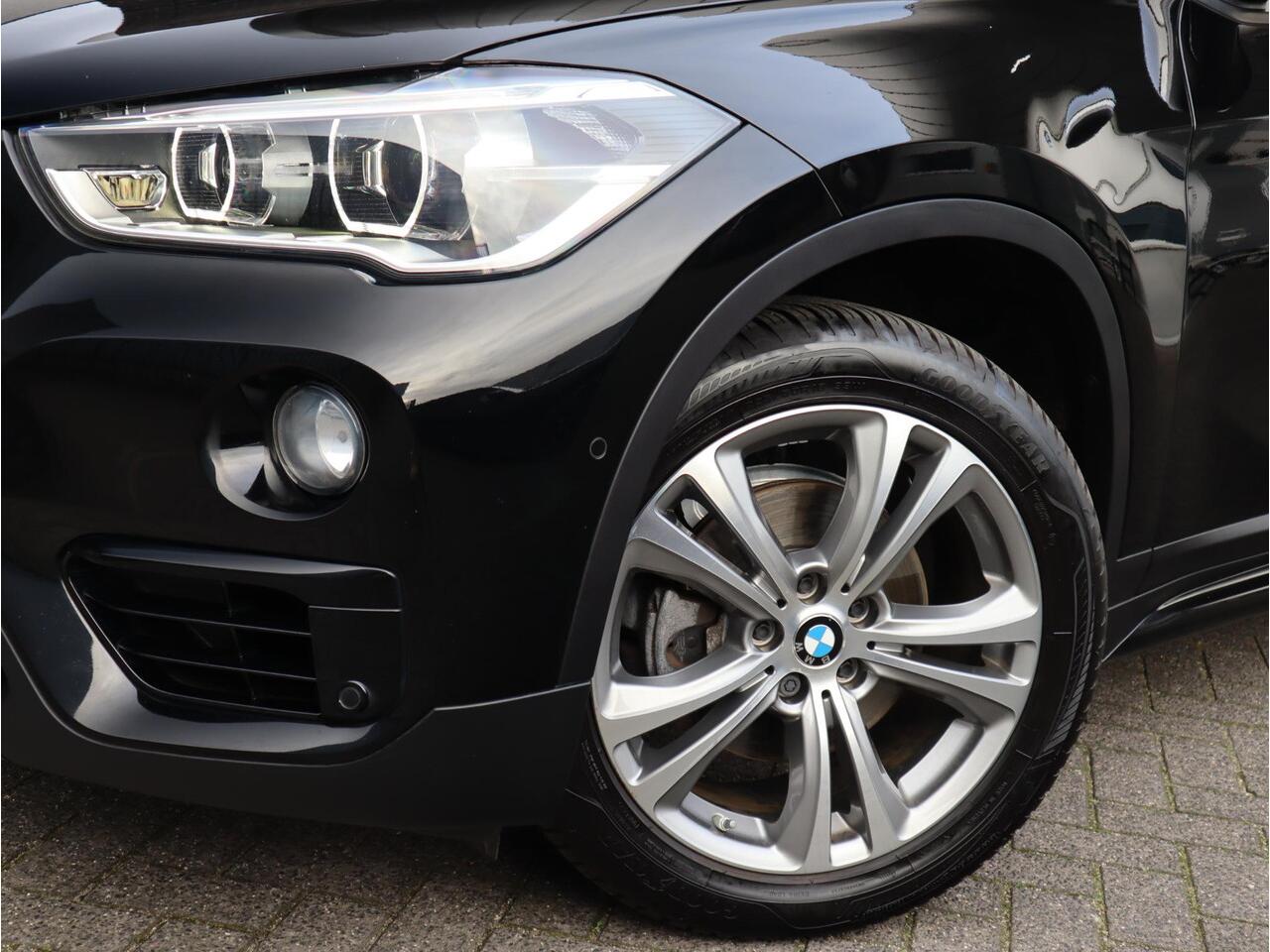 BMW X1 sDrive18i Executive Sport Line Automaat / Navigatie / LED / 18 Inch / Parkeersensoren voor+achter / Voorstoelen Verwarmd / Sportstuur /
