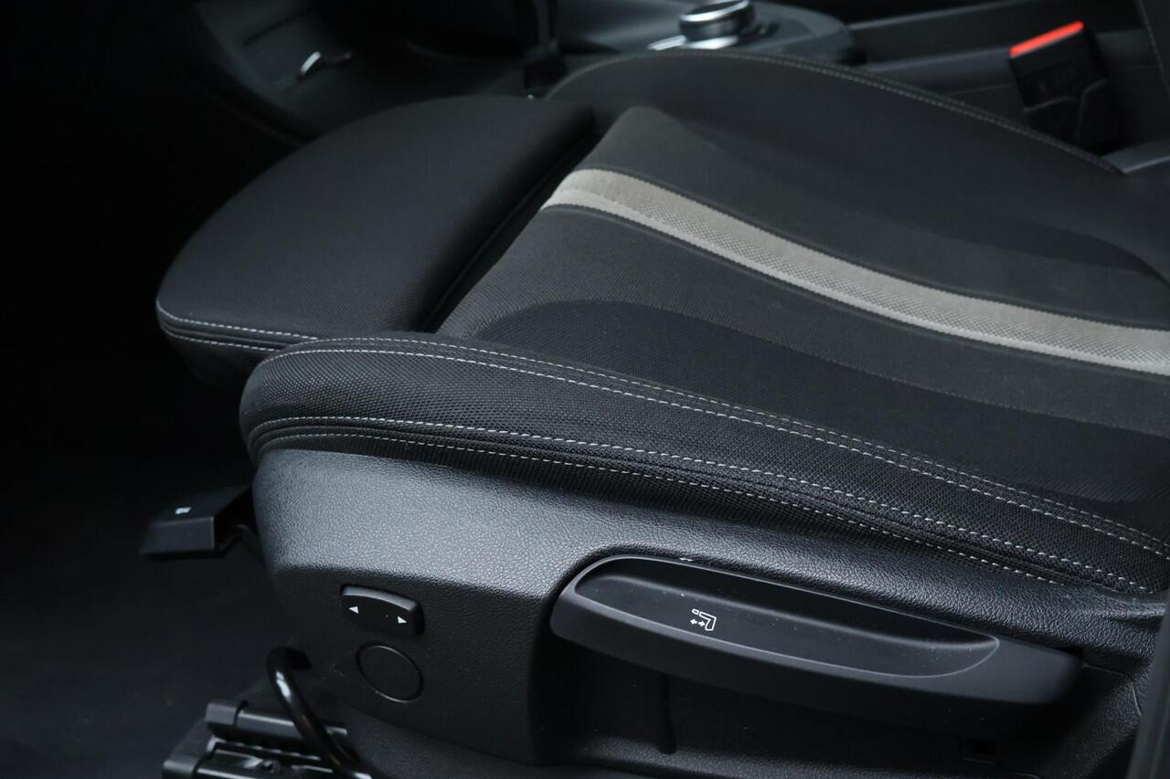 BMW X1 sDrive20i Executive Edition / Trekhaak / Headup / Stoelverw