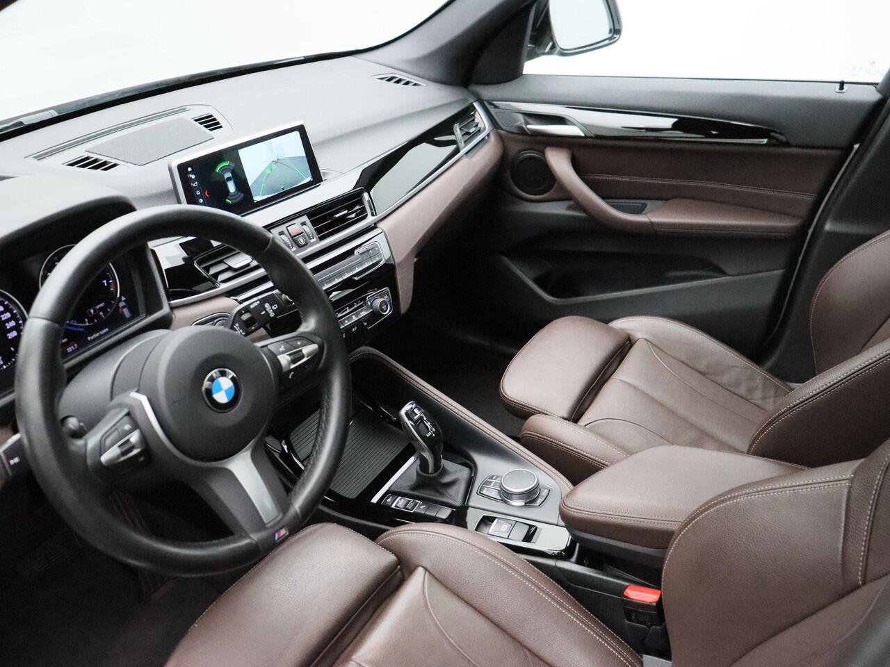 BMW X1 sDrive20i High Executive | M Sportpaket | Audio Media Pack | Parking Pack | Trekhaak | Panoramadak | Head-Up Display | HiFi | 19''