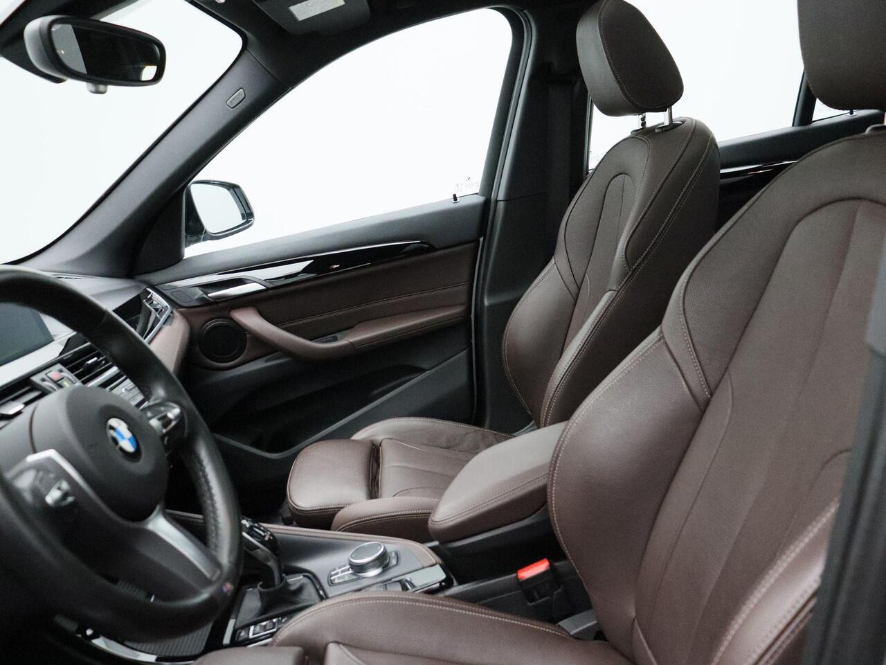 BMW X1 sDrive20i High Executive | M Sportpaket | Audio Media Pack | Parking Pack | Trekhaak | Panoramadak | Head-Up Display | HiFi | 19''