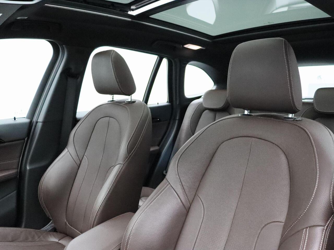 BMW X1 sDrive20i High Executive | M Sportpaket | Audio Media Pack | Parking Pack | Trekhaak | Panoramadak | Head-Up Display | HiFi | 19''