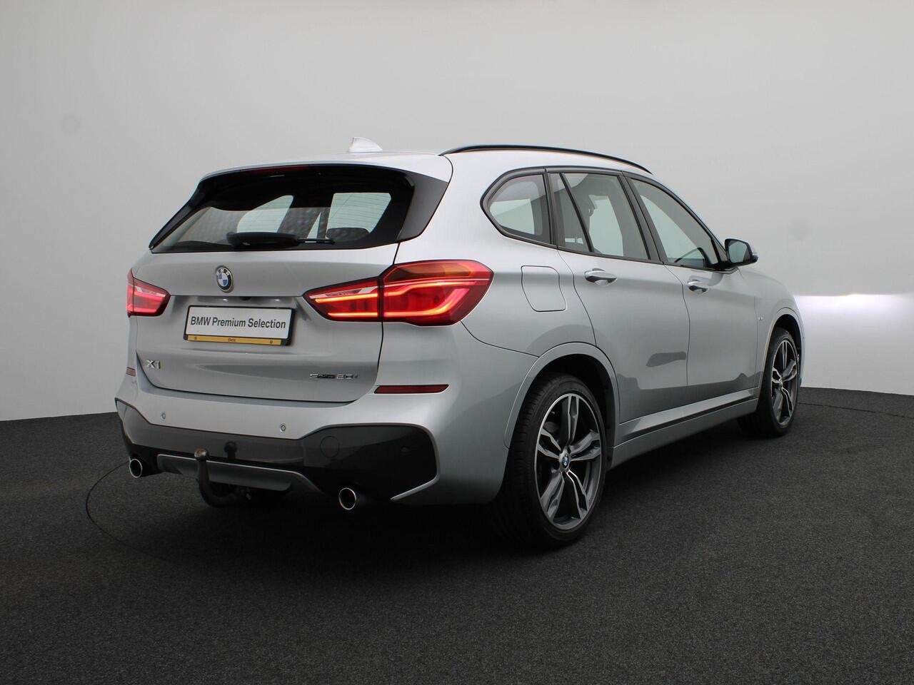 BMW X1 sDrive20i High Executive | M Sportpaket | Audio Media Pack | Parking Pack | Trekhaak | Panoramadak | Head-Up Display | HiFi | 19''