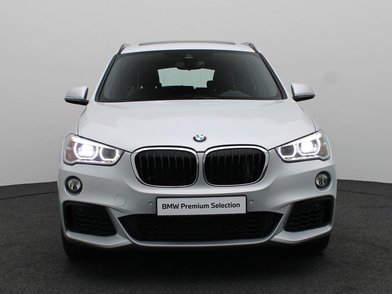 BMW X1 sDrive20i High Executive | M Sportpaket | Audio Media Pack | Parking Pack | Trekhaak | Panoramadak | Head-Up Display | HiFi | 19''