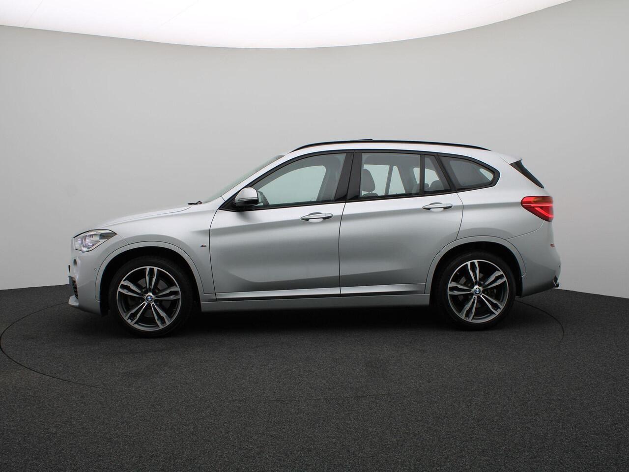 BMW X1 sDrive20i High Executive | M Sportpaket | Audio Media Pack | Parking Pack | Trekhaak | Panoramadak | Head-Up Display | HiFi | 19''