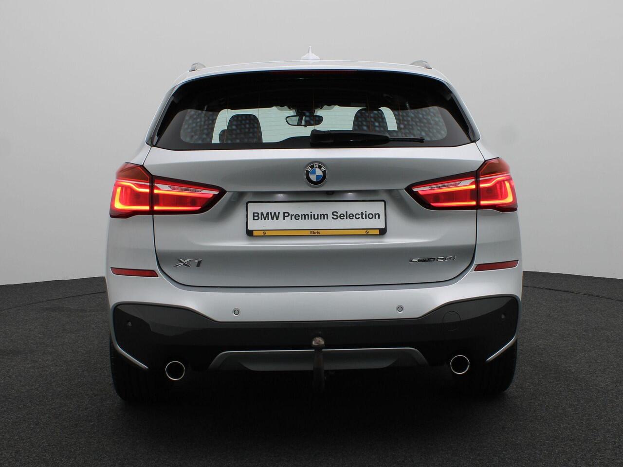 BMW X1 sDrive20i High Executive | M Sportpaket | Audio Media Pack | Parking Pack | Trekhaak | Panoramadak | Head-Up Display | HiFi | 19''