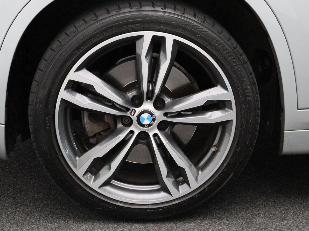 BMW X1 sDrive20i High Executive | M Sportpaket | Audio Media Pack | Parking Pack | Trekhaak | Panoramadak | Head-Up Display | HiFi | 19''