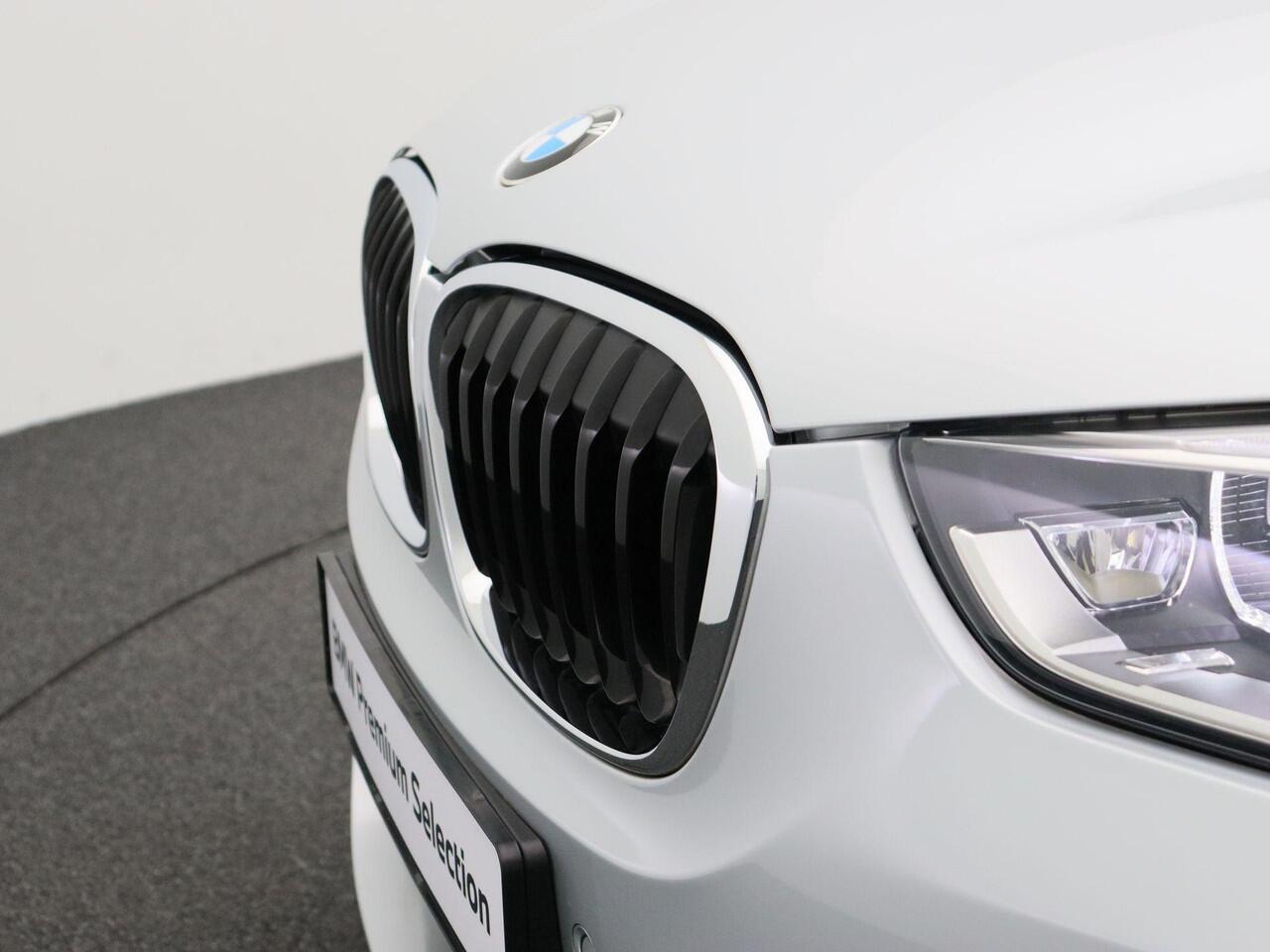 BMW X1 sDrive20i High Executive | M Sportpaket | Audio Media Pack | Parking Pack | Trekhaak | Panoramadak | Head-Up Display | HiFi | 19''