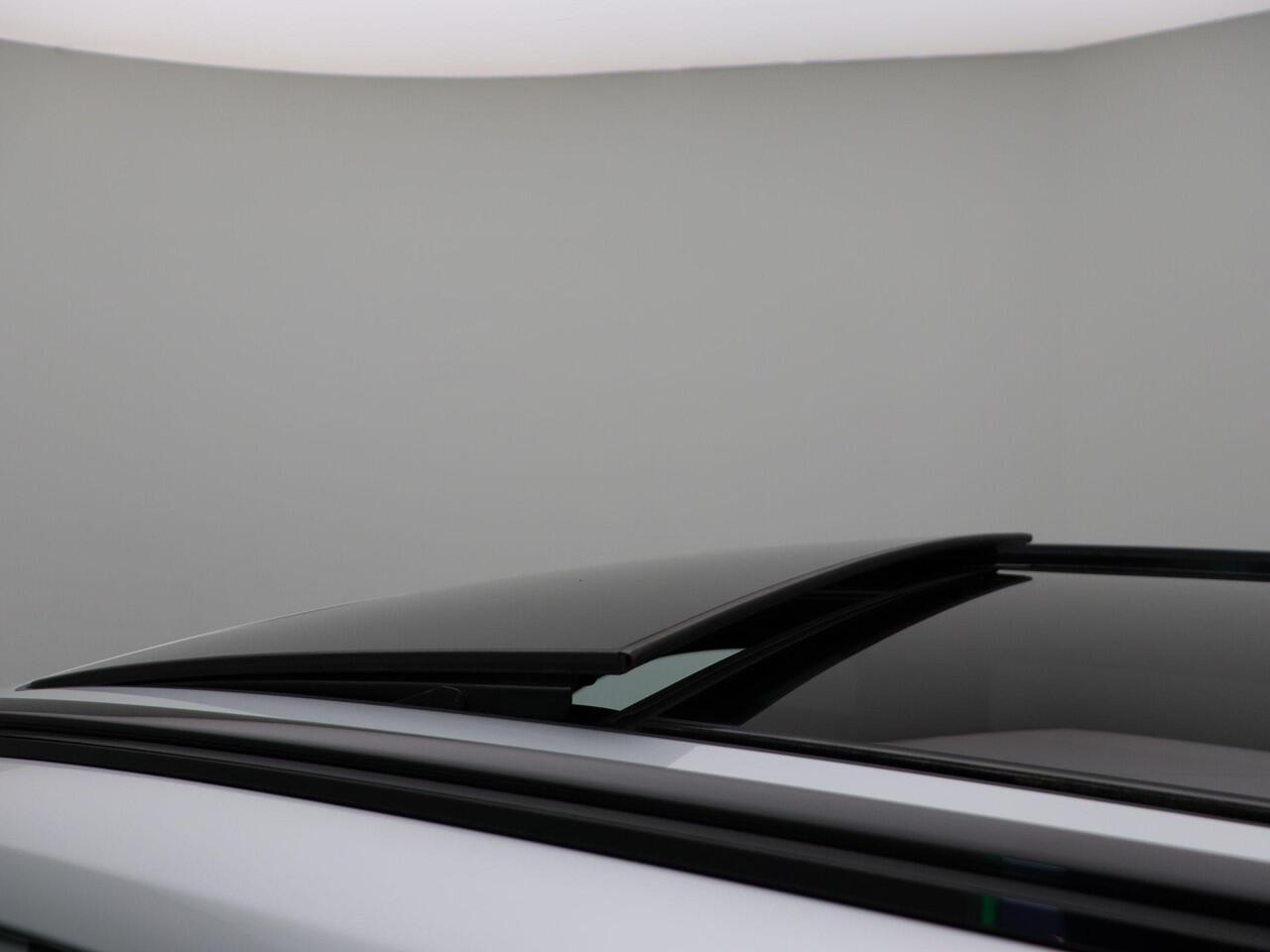 BMW X1 sDrive20i High Executive | M Sportpaket | Audio Media Pack | Parking Pack | Trekhaak | Panoramadak | Head-Up Display | HiFi | 19''