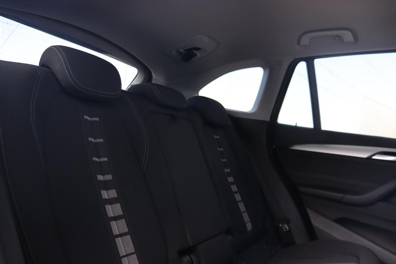 BMW X1 sDrive20i High Executive Achteruitrijcamera/ Stoelverwarming/ Sportstoelen/ Cruise Control/ Elektrische Achterklep