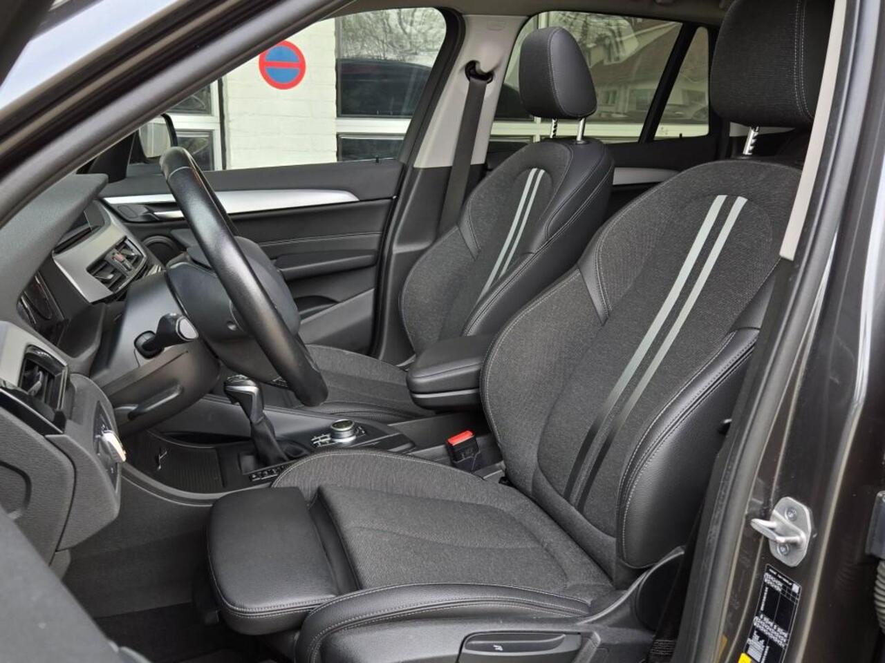 BMW X1 XDRIVE25E SPORT LINE | SPORTSTOELEN | PANORAMA | CAMERA | KEYLESS |